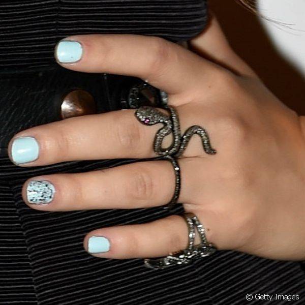 Lucy Hale se apresentou durante o evento iHeartRadio Live Series com as unhas coloridas com esmalte em tom de azul pastel e decorou o dedo anelar com glitter para criar uma nail art filha única